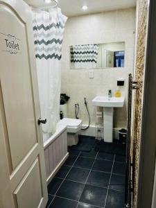 La salle de bains est pourvue d'une baignoire, d'un lavabo et de toilettes. dans l'établissement Modern & Cozy 3 Bed House., à Wyken