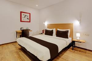 Un pat sau paturi într-o cameră la Hotel Belwod INN Near Delhi International Airport