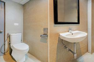 Hotel Belwod INN Near Delhi International Airport في نيودلهي: حمام مع مرحاض ومغسلة