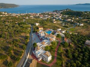 una vista aérea de una casa con el océano en Panorama Resort, en Finikounta