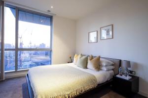 Uma cama ou camas num quarto em Pass the Keys Lux Skyline View Flat