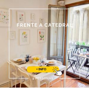 uma sala de jantar branca com uma mesa e uma varanda em TOP APARTMENT frente a la Catedral em Pamplona