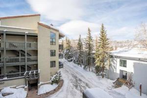 Updated 2BR Condo with Hot Tub - Mountain Views! v zime