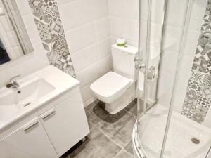 a white bathroom with a toilet and a shower at App Coral con AA y Wi-Fi en Vinaròs cerca del mar in Vinaròs +11 photos