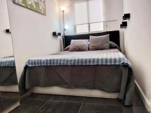 a bedroom with a bed in a room with a window at App Coral con AA y Wi-Fi en Vinaròs cerca del mar in Vinaròs