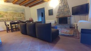 ein Wohnzimmer mit einem Sofa und einem Kamin in der Unterkunft Gnazzano Home 2 in Loiano
