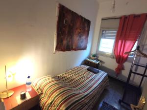 1 dormitorio con 1 cama y escritorio con lámpara en ArtStudio Single en Manresa