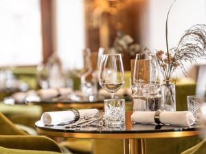 een tafel met wijnglazen en servetten erop bij Hotel Porto Sofie Gottlieben in Gottlieben