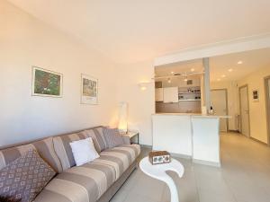 uma sala de estar com um sofá e uma cozinha em Nestor&Jeeves - BAIETA - Balcony em Nice
