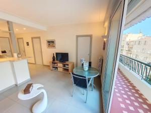 uma sala de estar com uma mesa e uma varanda em Nestor&Jeeves - BAIETA - Balcony em Nice