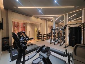 un gimnasio con varias cintas de correr y máquinas cardiovasculares en Z Bliss Suites, BKC en Bombay