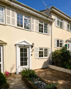 uma casa branca com uma porta branca e janelas em Coastal Haven Ilfracombe by StayStaycations em Ilfracombe