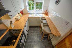 uma pequena cozinha com um lavatório e um balcão em Coastal Haven Ilfracombe by StayStaycations em Ilfracombe