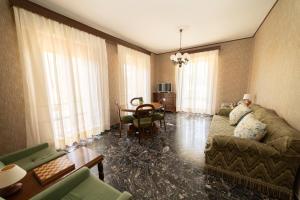 a living room with a couch and a table at Casa Pitara - apartment in vila in San Martino in Colle