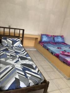 two beds sitting next to each other in a room at Quartos em Alcobaça in Alcobaça