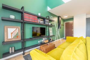 LambersartにあるBright 2-bedroom apartment w balcony and parkingの緑の壁のリビングルーム(黄色のソファ付)