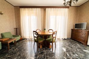 a living room with a table and a couch at Casa Pitara - apartment in vila in San Martino in Colle