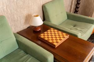 un tablero de ajedrez sobre una mesa con dos sillas y una lámpara en Casa Pitara - apartment in vila, en San Martino in Colle