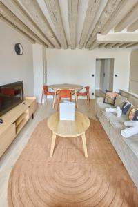 sala de estar con sofá y mesa en 42.Typical Parisian Flat#4pers#Le Marais#Beaubourg, en París