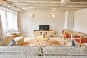 Habitación con cama, mesa y escritorio. en 42.Typical Parisian Flat#4pers#Le Marais#Beaubourg, en París