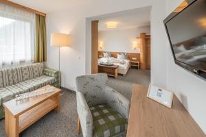 Televiisor ja/või meelelahutuskeskus majutusasutuses Hotel Falknerhof