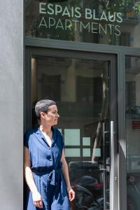 バルセロナにあるエスパイ ブラウ アパートメンツの青い服装の女