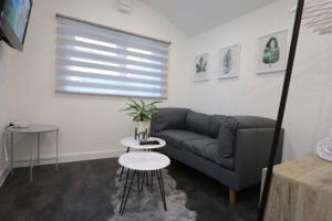 een woonkamer met een bank en een tafel bij The Snug- Studio in Portishead with Parking in Portishead