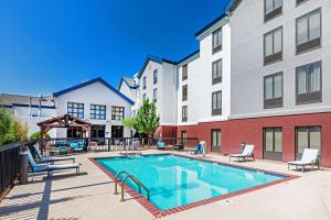 a swimming pool in front of a building at Hampton Inn & Suites Tulsa-Woodland Hills in Tulsa