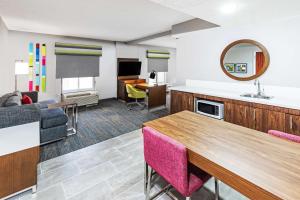 uma cozinha e sala de estar com uma mesa e um sofá em Hampton Inn & Suites Tulsa-Woodland Hills em Tulsa