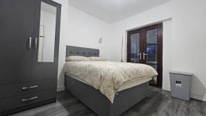 - une chambre avec un lit, une commode et un miroir dans l'établissement Private Stay with Toilet and Kitchen, 