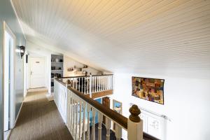 pasillo con escalera y techo blanco en La maison de Parrain - A proximité des plages, en Saint-Nazaire