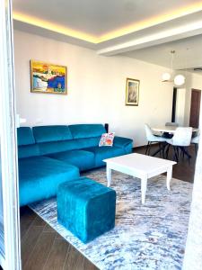 een woonkamer met een blauwe bank en een tafel bij Matić Guest House in Dubrovnik