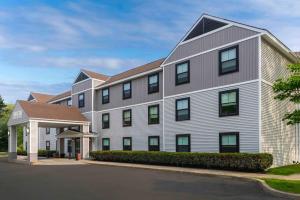 ein großes Apartmenthaus mit Parkplatz in der Unterkunft The Inn at Burlington, Trademark Collection by Wyndham in Burlington