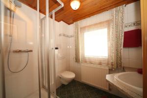 A bathroom at Pension-Greimelbacherhof Még 37 kép