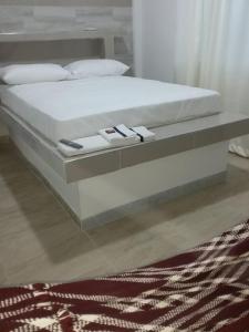 Cama con plataforma elevada en el suelo en HOSTAL KASHI KAI, en San Juan del Cesar