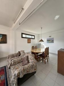 帕坦Dongol Residence的带沙发和桌子的客厅