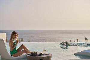 Nápoje v ubytování Ios Grand Pool Suites