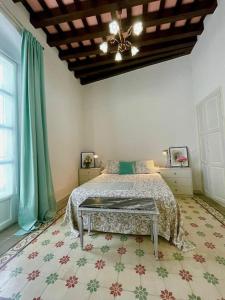 1 dormitorio con cama y techo en GINVA - Casa palacio La Templanza, en El Puerto de Santa María