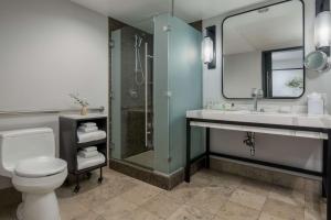 Vannituba majutusasutuses Hotel 1000, LXR Hotels & Resorts