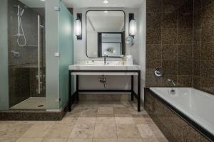 Vannituba majutusasutuses Hotel 1000, LXR Hotels & Resorts