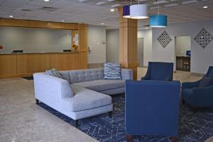 Quality Inn & Suites East Syracuse - Carrier Circle的休息区