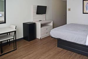 Quality Inn & Suites East Syracuse - Carrier Circle的电视和/或娱乐中心