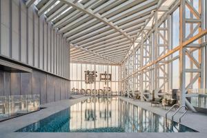 Bazén v ubytování DoubleTree by Hilton Zhuhai Hengqin nebo v jeho okolí