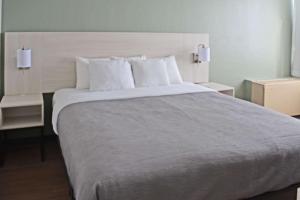 Quality Inn & Suites East Syracuse - Carrier Circle客房内的一张或多张床位