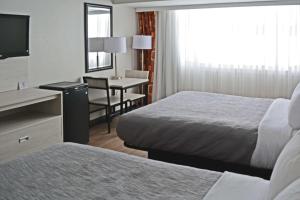 Quality Inn & Suites East Syracuse - Carrier Circle客房内的一张或多张床位
