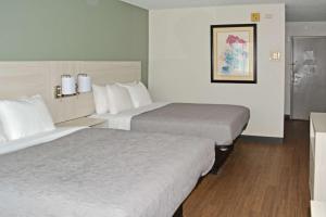 Postel nebo postele na pokoji v ubytování Quality Inn & Suites East Syracuse - Carrier Circle + 37 fotografií