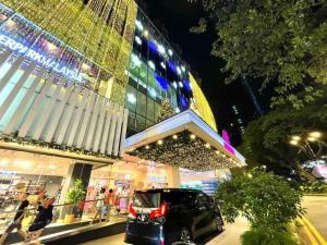 un coche aparcado delante de un edificio por la noche en 1 min to KLCC Twin Tower, en Kuala Lumpur