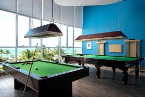 a billiard room with a pool table and a ceiling at ไวท์ แซนด์ บีช เรสซิเดนซ์ พัทยา(White Sand Beach Residences Pattaya) in Na Jomtien