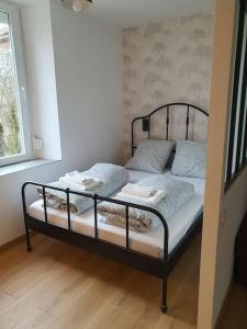 Кровать или кровати в номере Le Coquelicot : appartement T1
