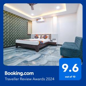 ein Hotelzimmer mit einem Bett und einem Stuhl in der Unterkunft FabHotel Stay Well in Indore
